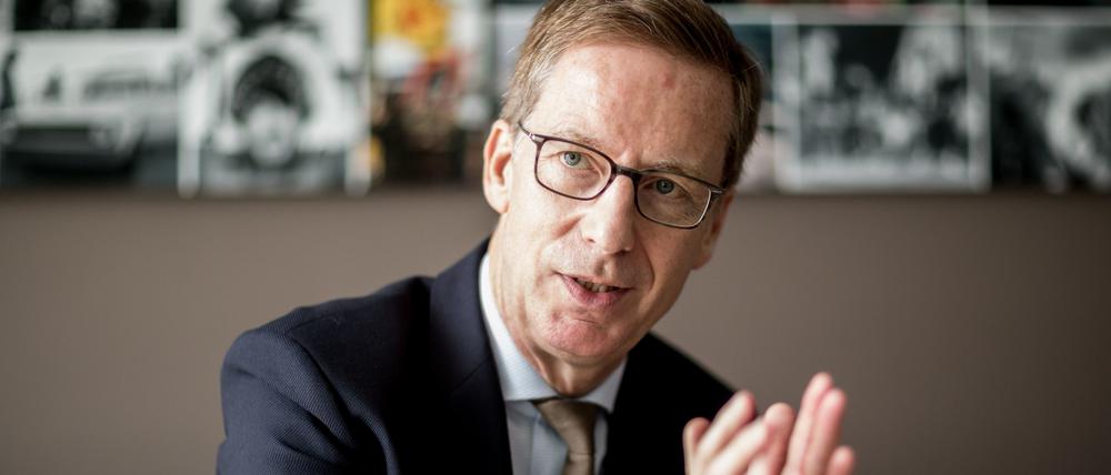 Michael Hüther, Direktor des Instituts der deutschen Wirtschaft, redet bei einem Interview. 