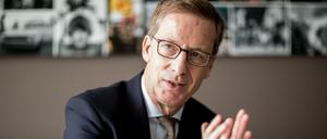 Michael Hüther, Direktor des Instituts der deutschen Wirtschaft, redet bei einem Interview. 