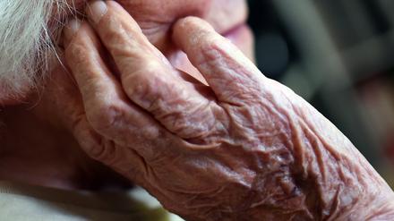 Pflege im Heim: Ohne die Entlastungszuschläge wären es im Schnitt für alle nun 2610 Euro pro Monat als gesamte Zuzahlung.