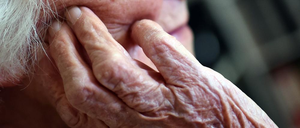 Pflege im Heim: Ohne die Entlastungszuschläge wären es im Schnitt für alle nun 2610 Euro pro Monat als gesamte Zuzahlung.