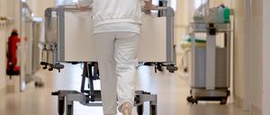 ARCHIV - 20.01.2020, Baden-Württemberg, ---: Eine Krankenpflegerin schiebt ein Krankenbett durch einen Flur. (zu dpa: «Umfrage: Über die Hälfte der Krankenhäuser macht Verlust») Foto: Marijan Murat/dpa +++ dpa-Bildfunk +++