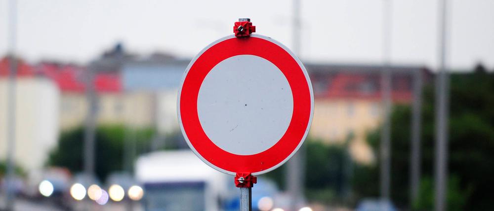 Ein Verkehrsschild weist in Berlin auf eine Sperrung hin. (Symbolbild)