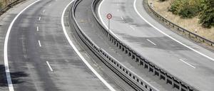 Vollsperrung A115 Berlin, 09.08.2022 - Blick auf die weiterhin gesperrte A115, AVUS. Nach Ausbruch eines Brandes auf einem Sprengplatz im Berliner Grunewald wurde die Autobahn gesperrt. Berlin Berlin Deutschland *** Full closure of A115 Berlin, 09 08 2022 View of the still closed A115, AVUS After the outbreak of a fire on a blasting site in the Berlin Grunewald, the highway was closed Berlin Berlin Germany 