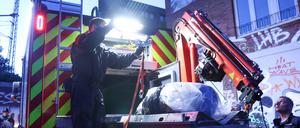 Britische Soldaten warfen diese Bombe im Zweiten Weltkrieg über Hamburg ab. Am Dienstagmorgen, rund 80 Jahre nach Kriegsende, wurde sie von Mitarbeitern des Kampfmittelräumdienstes im Schanzenviertel entschärft.