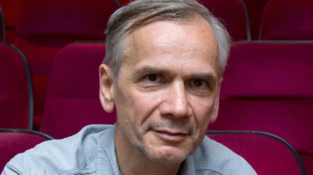 Lutz Seiler sitzt in der Schaubühne Lindenfels.  