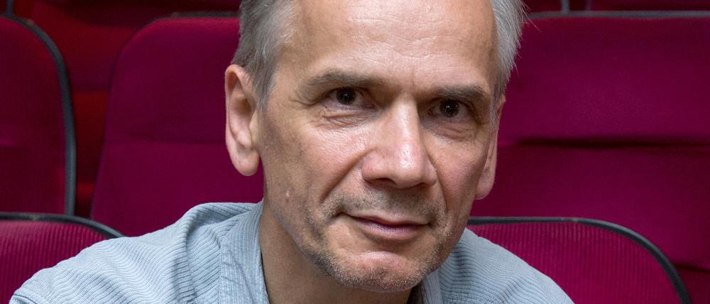 Lutz Seiler sitzt in der Schaubühne Lindenfels.