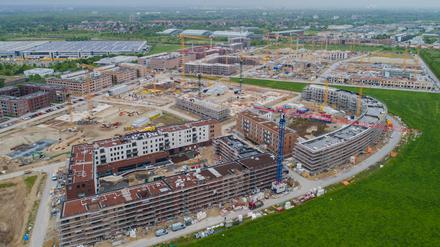 Mehrfamilienhäuser mit tausenden Wohnungen werden im Neubaugebiet Kronsrode gebaut (Luftaufnahme).