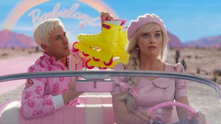 Roadtrip in die Wirklichkeit: Barbie (Margot Robbie) und Ken (Ryan Gosling) im pinken Cabrio.