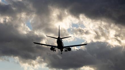 Flugzeug vor dunklen Wolken