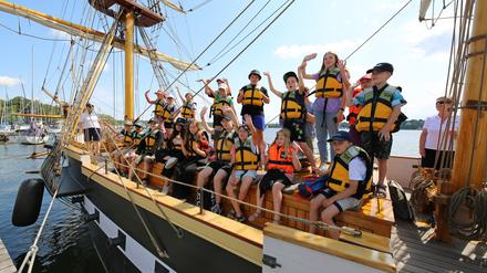 Ukrainische Kinder aus Potsdam auf dem Segelschiff Royal Louise