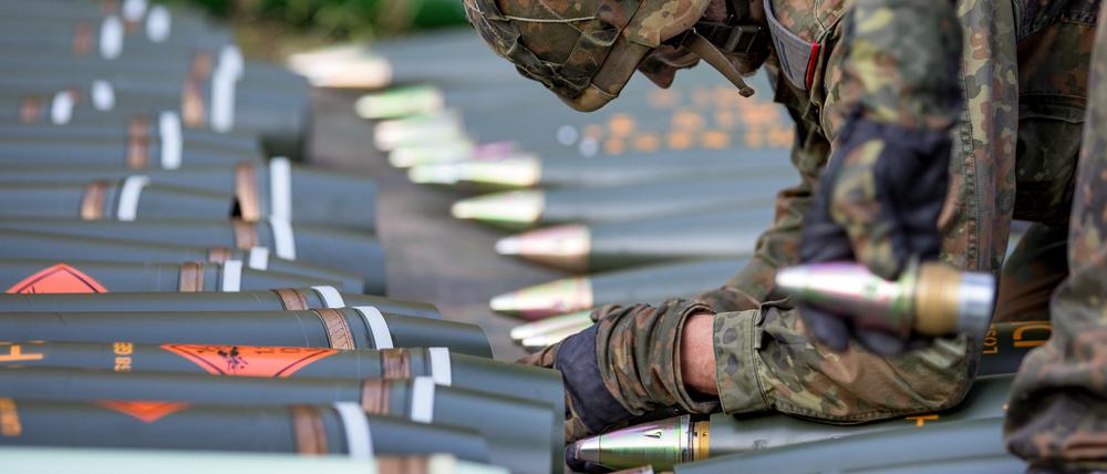 Ein Soldat bestückt Sprenggeschosse mit Zündern. Die Munition ist vom Kaliber 155 Millimeter. Diese hat die Bundeswehr nun nachbestellt. 