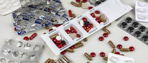 Ärzt:innen verschreiben so viele Medikamente wie nie: Im Durchschnitt haben Erwerbstätige 2022 296 Tagesdosen verschrieben bekommen (Symbolbild).