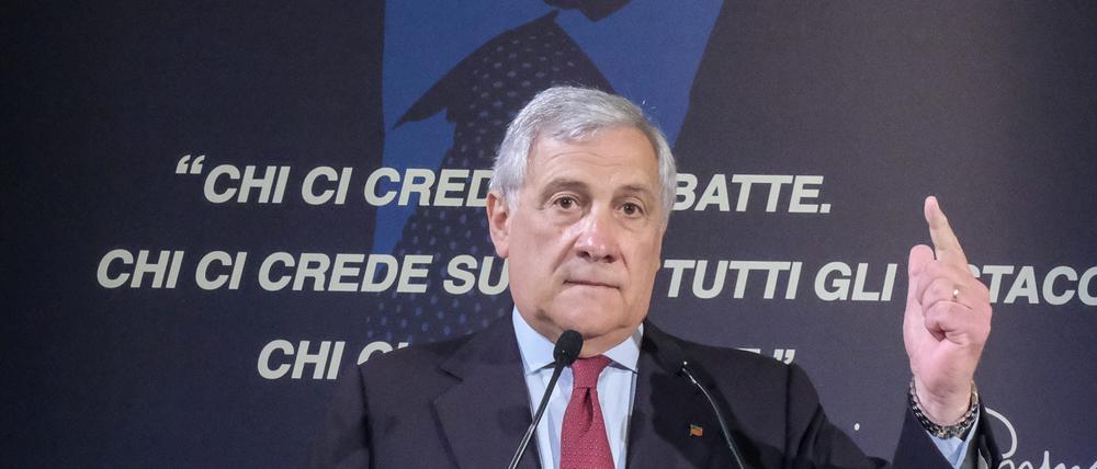 Im Schatten des Alten: Antonio Tajani nach seiner Wahl zum Parteichef.