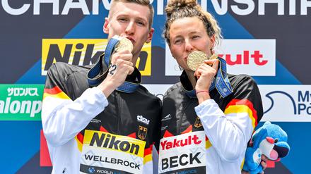 Florian Wellbrock of Germany, Leonie Beck of Germany show the gold medals after competing in the 5km Men and 5km Women during the 20th World Aquatics Championships at the Seaside Momochi Beach Park in Fukuoka Japan, July 18th, 2023. GiorgioXScala