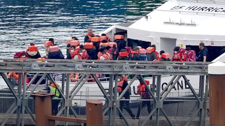 Eine Gruppe von Menschen, bei denen es sich vermutlich um Migranten handelt, wird an Bord eines Schiffes der Border Force nach Dover, gebracht, nachdem sie bei einem Zwischenfall mit einem kleinen Boot im Ärmelkanal gerettet wurden.