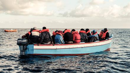 Geflüchtete in einem Boot westlich von Tripolis in internationalen Gewässern.