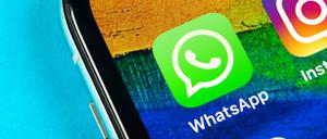 Whatsapp und Instagram-Icons auf einem Smartphone (Symbolbild).