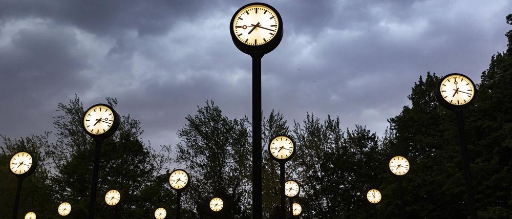 Man mag noch so oft auf die Uhr schauen, manchmal will sie gar nicht vergehen, die Zeit.