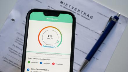 Per App die Bonität prüfen und bald auch Einsicht auf das eigene Konto ermöglichen: Letzteres geht Kritikern zu weit.