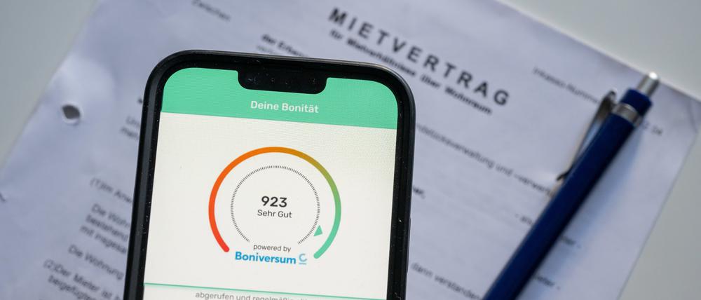 Per App die Bonität prüfen und bald auch Einsicht auf das eigene Konto ermöglichen: Letzteres geht Kritikern zu weit.