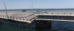 Ein Teil der Krimbrücke ist durch den Drohnenangriff abgesackt. 