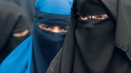 Vollverschleierte Frauen auf einer Kundgebung des radikalen Salafistenpredigers Pierre Vogel.