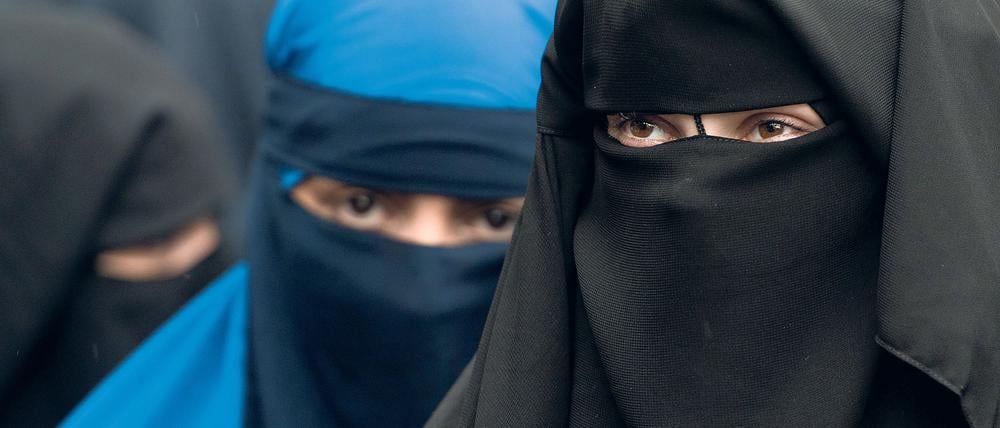 Vollverschleierte Frauen auf einer Kundgebung des radikalen Salafistenpredigers Pierre Vogel.