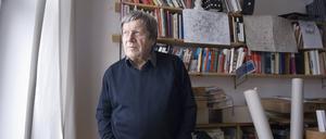 Bruno Flierl in seinem Arbeitszimmer in Prenzlauer Berg im Jahr 2007.