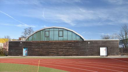Die Sporthalle der Waldorfschule Magdeburg von Mitte 1970er Jahre wurde saniert und als Typenbauwerk der DDR erhalten.