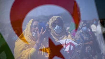Saharische Demonstrantinnen stehen hinter einer Fahne der Westsahara bei einem Protest zur Unterstützung des Chefs der Unabhängigkeitsbewegung Polisario in Westsahara am Strand von La Concha. 