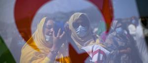 Saharische Demonstrantinnen stehen hinter einer Fahne der Westsahara bei einem Protest zur Unterstützung des Chefs der Unabhängigkeitsbewegung Polisario in Westsahara am Strand von La Concha. 