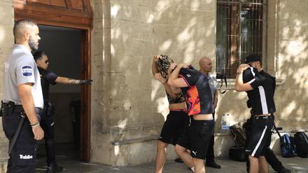 Polizisten führen die Verdächtigen zum Termin mit dem Haftrichter auf der Balearische Insel. Gegen sechs Urlauber aus Deutschland sind auf Mallorca schwere Vorwürfe erhoben worden. 