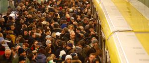 Commuters enter an U-Bahn underground train at Alexanderplatz station during a rail workers' strike across the country due to a pay dispute with Deutsche Bahn in Berlin, Germany, December 10, 2018.    REUTERS/Fabrizio Bensch