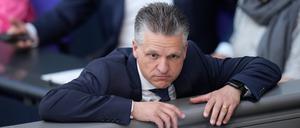 In einem Gastbeitrag in der „Frankfurter Allgemeinen Zeitung“ schlägt der CDU-Politiker Thorsten Frei vor, die EU könne pro Jahr ein Kontingent von maximal 400.000 Schutzbedürftigen aus dem Ausland aufnehmen ‒ Sozialleistungen „ausgeschlossen“.