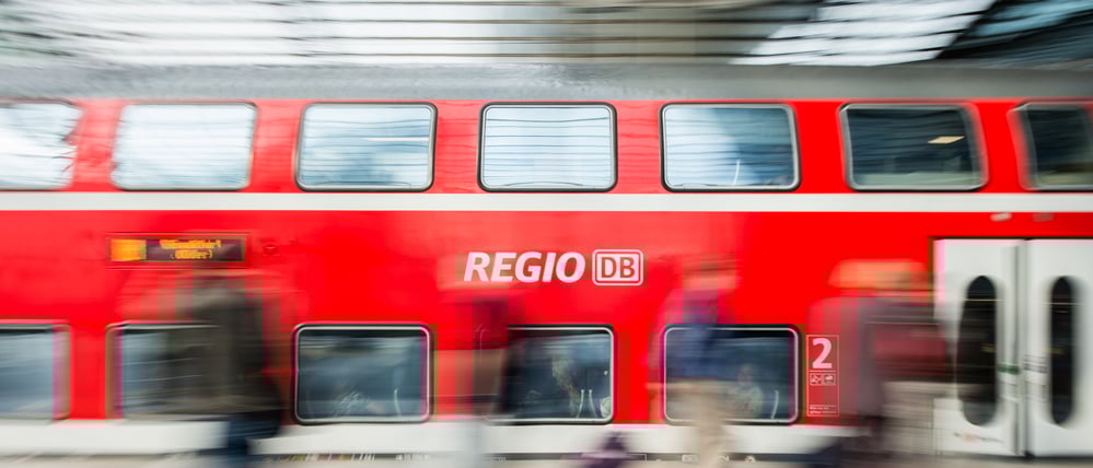 Eine Regionalbahn der Deutschen Bahn (DB) fährt am 29.09.2014 in den Hauptbahnhof in Berlin ein. 