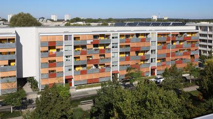 Sanierte und modernisierte Plattenwohnbauten in der „Gartenstadt“ Drewitz Potsdam. 