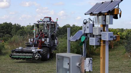SunBot ist einsatzbereit: Der Mähroboter soll Ressourcen sparen und das Mikroklima verbessern – mit Sonnenenergie. 