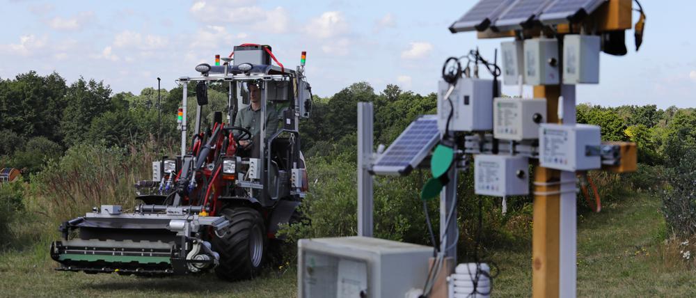 SunBot ist einsatzbereit: Der Mähroboter soll Ressourcen sparen und das Mikroklima verbessern – mit Sonnenenergie. 