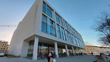 Links neben der Stadt-und Landesbibliothek Potsdam (SLB) ist noch Platz.