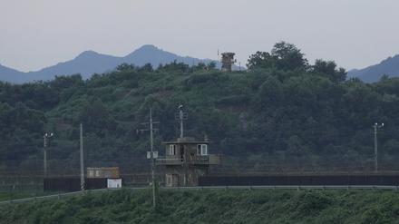 Ein nordkoreanischer Wachposten (hinten) und ein südkoreanischer Wachposten (vorne) in der Nähe der Grenze zu Nordkorea. 