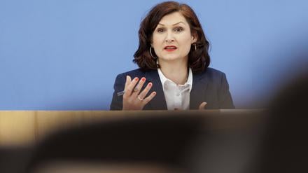 Ferda Ataman, Bundesbeauftragte fuer Antidiskriminierung, warnt vor Judenhass an Schulen