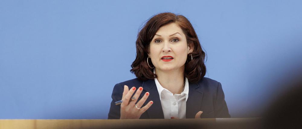 Ferda Ataman, Bundesbeauftragte fuer Antidiskriminierung, warnt vor Judenhass an Schulen