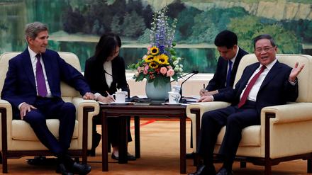 Machen wieder Klimadiplomatie: John Kerry (links) und Chinas Ministerpräsident Li Qiang (rechts).