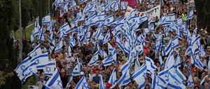 Israelis protestierten am Dienstag massenhaft gegen die geplante Justizreform.