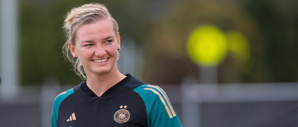 Beim ersten WM-Spiel am Montag wird Alexandra Popp zum ersten Mal die neue Kapitänsbinde tragen.