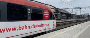 Einfahrt Kulturzug in den Bahnhof Breslau