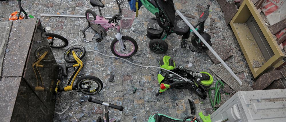 Zerstörte Fahrräder und beschädigte Gebäude nach einem mutmaßlich russischen Drohnenangriff in der Region Odessa am 19. Juli.