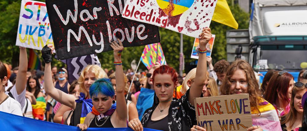Der Krieg tötet meine Liebe. Beim CSD 2022 wurde gegen den russischen Angriffskrieg auf die Ukraine demonstriert – dieses Mal ebenfalls.
