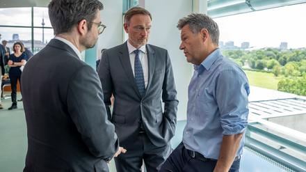 Robert Habeck (Bündnis 90/Die Grünen, r. ), Bundesminister für Wirtschaft und Klimaschutz, spricht mit Christian Lindner (FDP, M.), Bundesminister der Finanzen, und Marco Buschmann (FDP), Bundesminister der Justiz, vor Beginn der Sitzung des Bundeskabinetts im Kanzleramt.