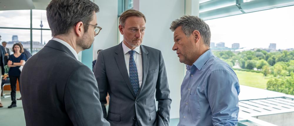 Robert Habeck (Bündnis 90/Die Grünen, r. ), Bundesminister für Wirtschaft und Klimaschutz, spricht mit Christian Lindner (FDP, M.), Bundesminister der Finanzen, und Marco Buschmann (FDP), Bundesminister der Justiz, vor Beginn der Sitzung des Bundeskabinetts im Kanzleramt.